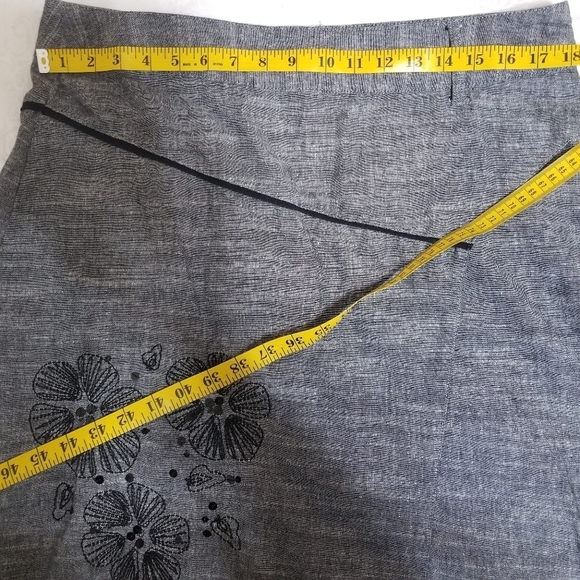 Gray Floral Embroidered Women's Skirt Size 12 - Picture 4 of 9
